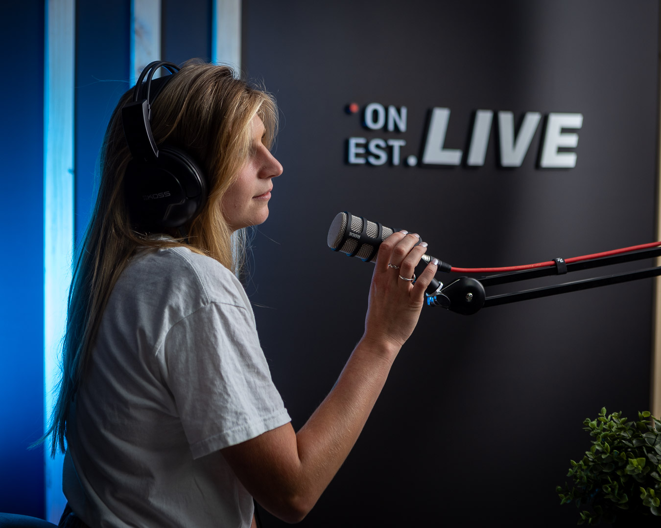 Elisabeth qui enregistre son podcast dans notre studio à Québec (Ancienne-Lorette)